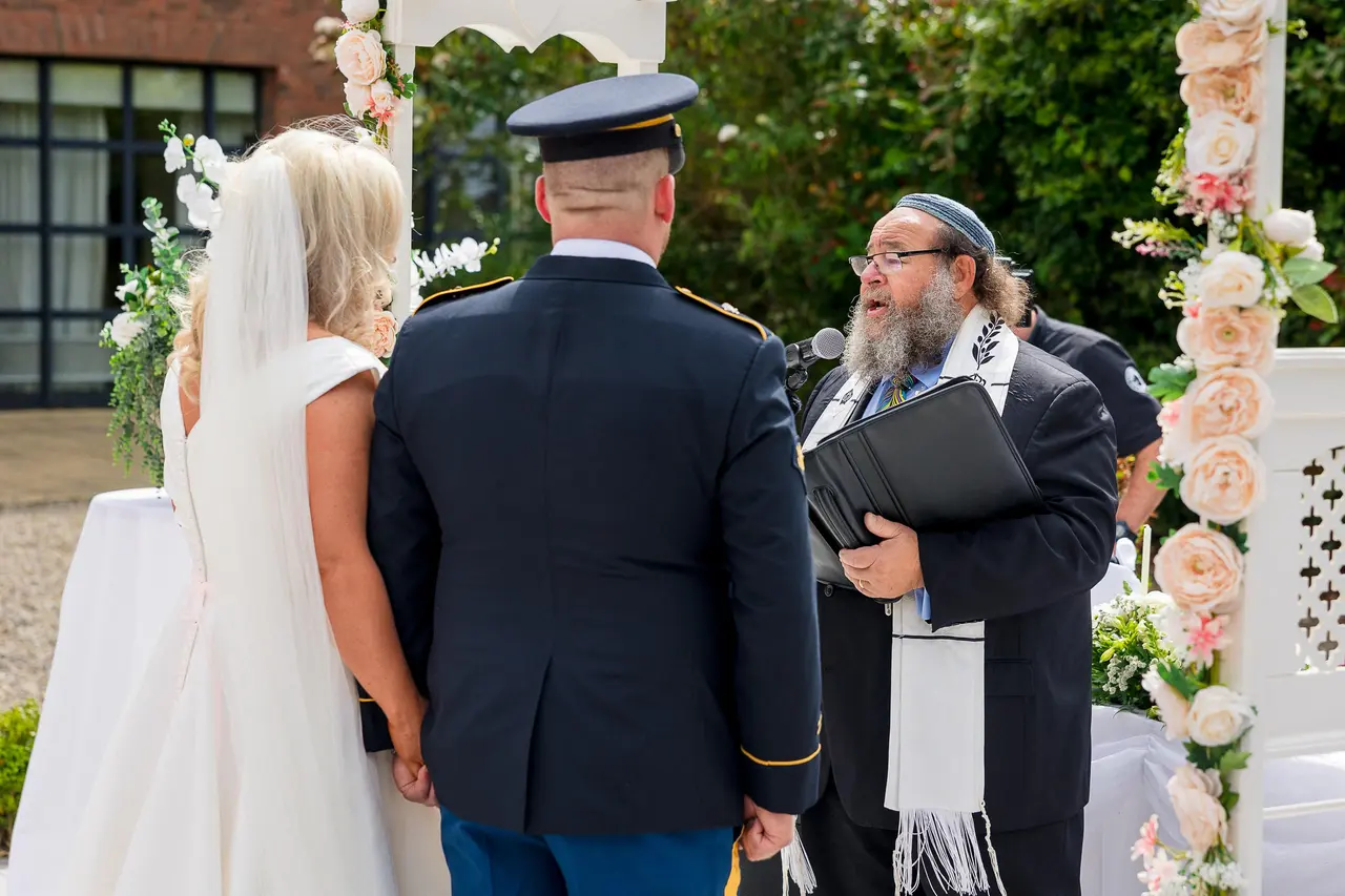 rabbi richard winer officiating outdoor wedding ceremony
