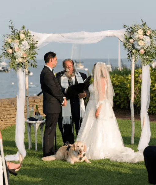 Rabbi Richard Winer officiating an oceanside wedding